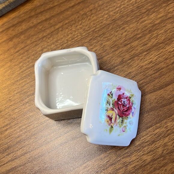 Hand Painted Vintage White Porcelain Trinket Box with Notched Corners - Picture 3 of 3